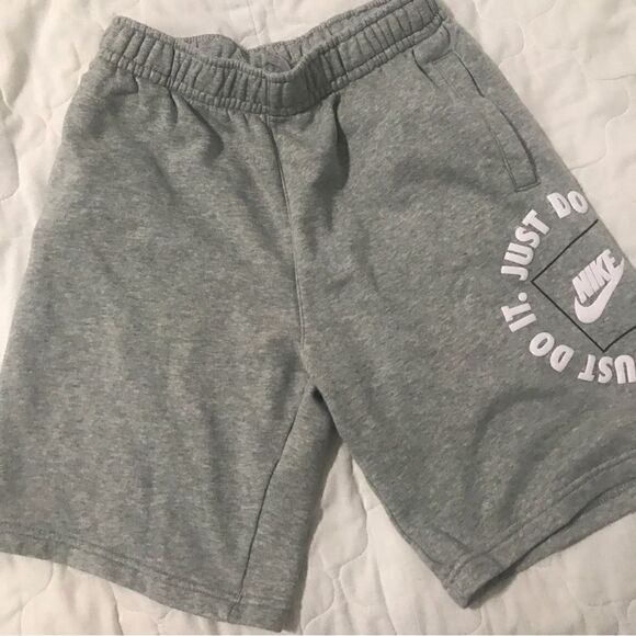 COPY - Nike boys sports shorts size XL - Picture 1 of 2